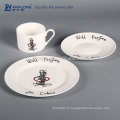 Design animé jolie table à manger en porcelaine assiettes et tasses